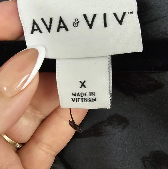 Ava & Viv Hunter green silk blouse w, black floral print. - Picture 5 of 6